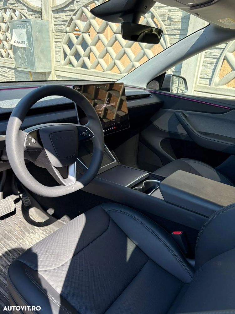 Tesla Model Y - 11