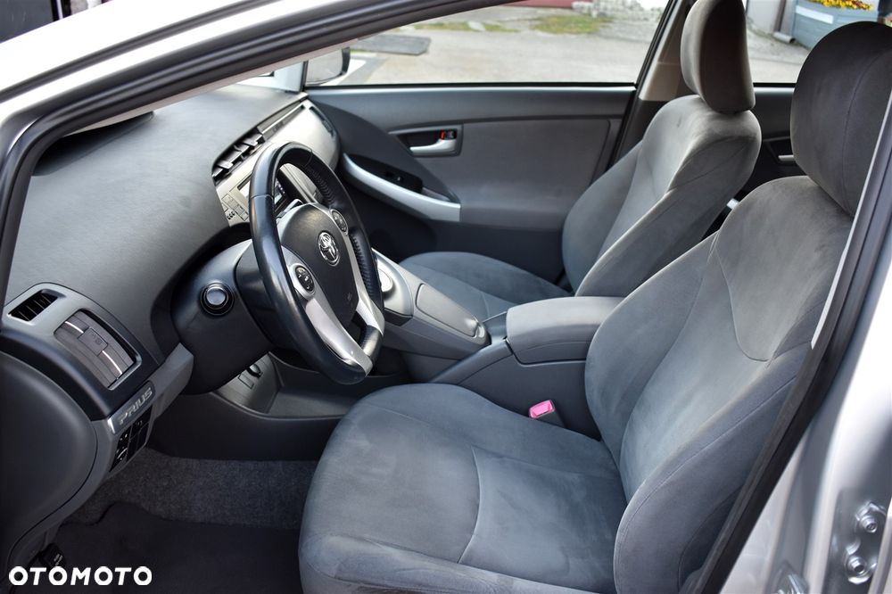 Toyota Prius (Hybrid) Executive - 11