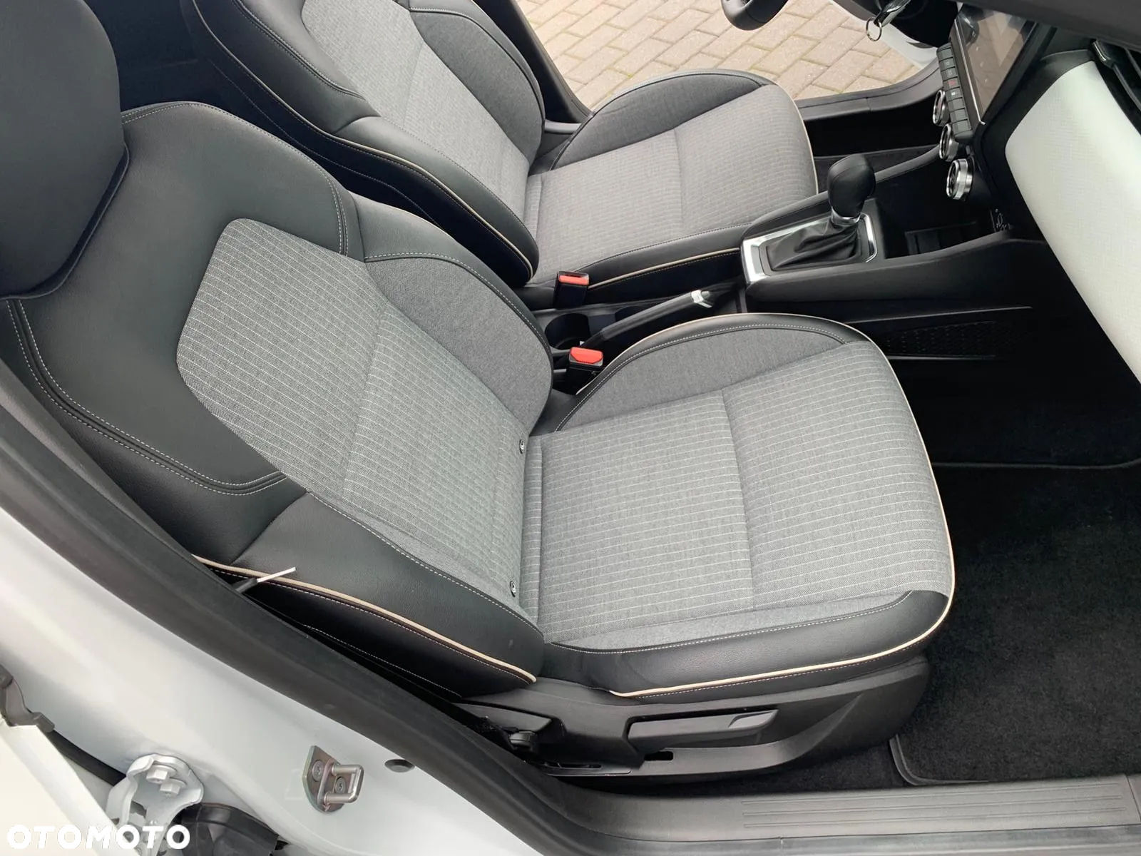 Renault Clio 1.6 E-TECH Techno - 12
