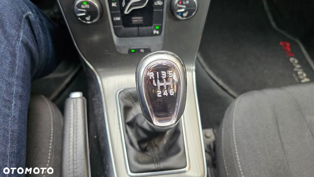 Volvo V40 T3 Momentum - 33