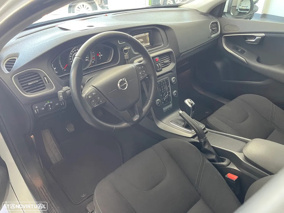 Volvo V40 2.0 D2 Momentum Eco - 4