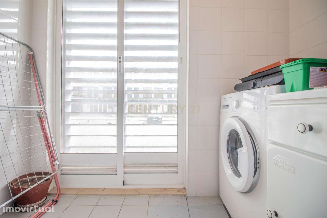 Apartamento T2 Duplex na Gala, perto da praia, com estacionamento e ar - Grande imagem: 5/28
