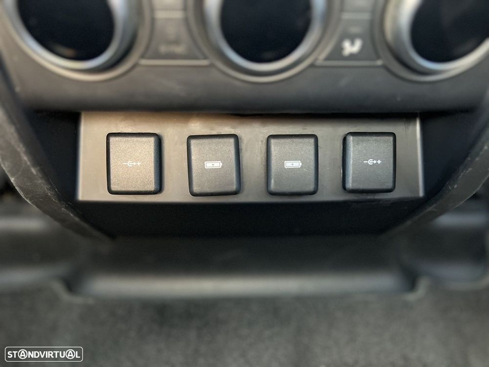 Land Rover Defender 110 D240 S - 23