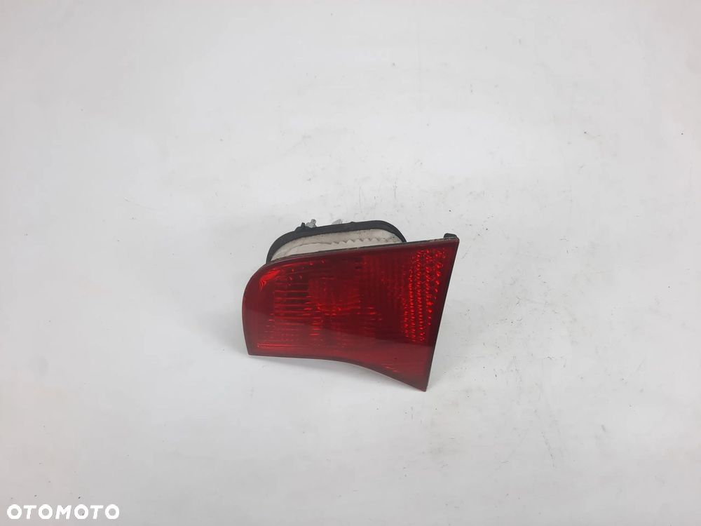 LAMPA W KLAPĘ PRAWY TYŁ AUDI A4 B7 SEDAN - 2