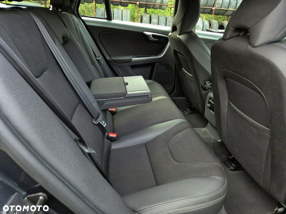Volvo V60 D3 Momentum - 24