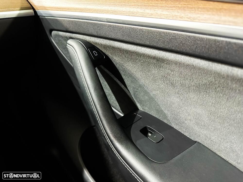 Tesla Model Y Long Range Dual Motor AWD - 31