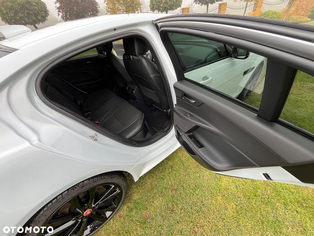 Jaguar XE 2.0 D AWD R-Sport - 31