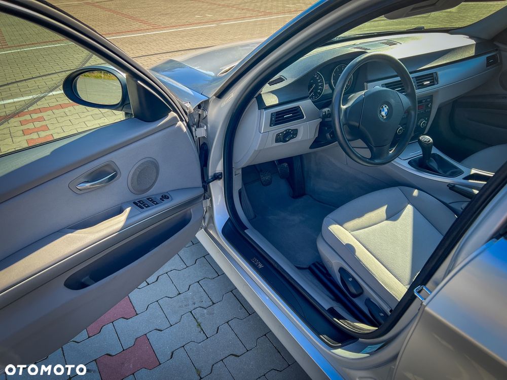 BMW Seria 3 318i Touring - 24