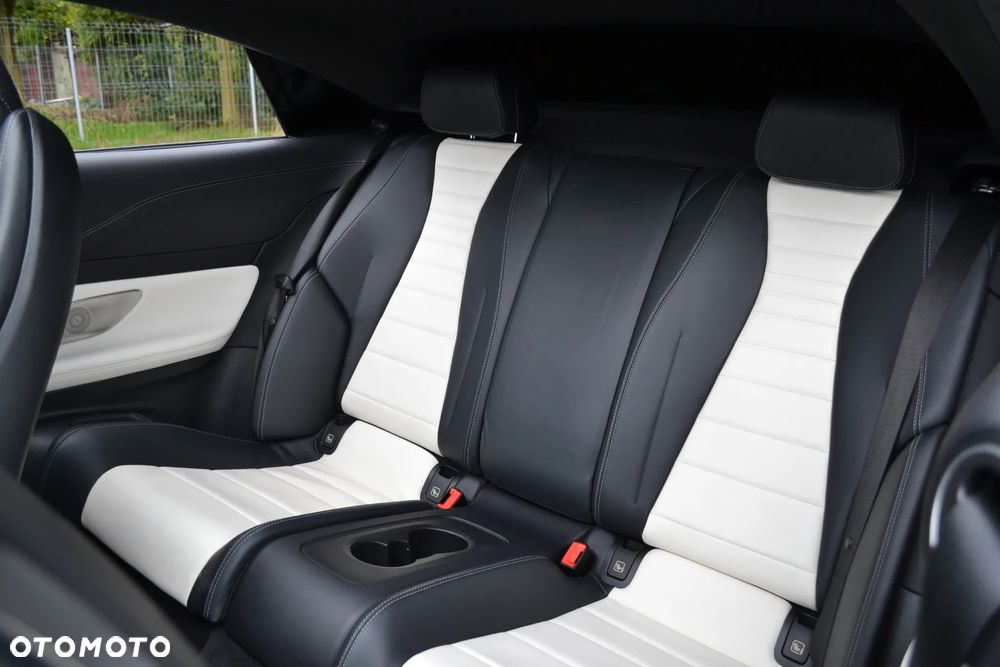 Mercedes-Benz Klasa E 300 Coupe 9G-TRONIC - 33