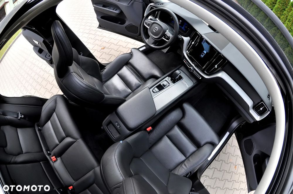 Volvo XC 60 B4 B Plus Dark - 27