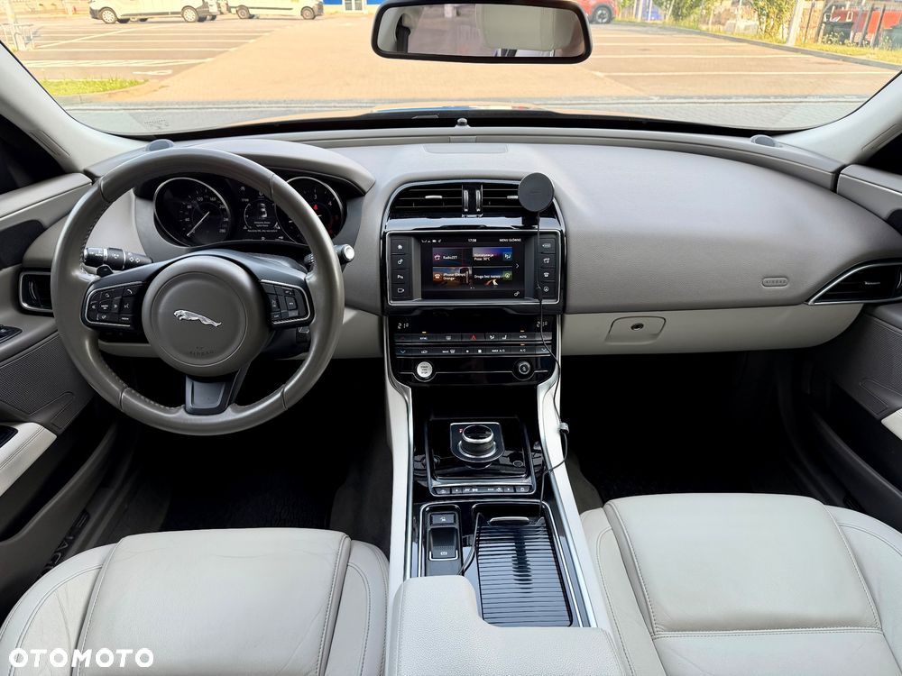 Jaguar XE 20d Prestige - 7