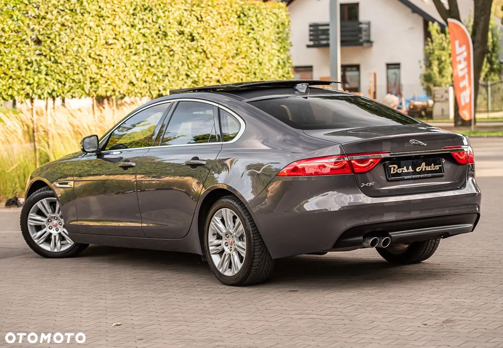 Jaguar XF 20d Sportbrake Portfolio - 9