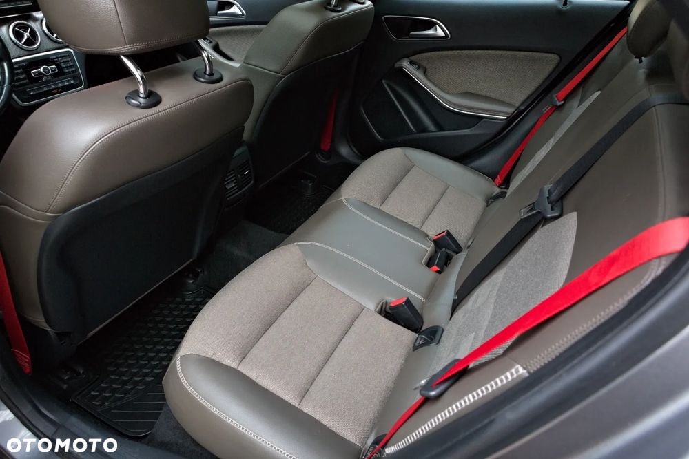 Mercedes-Benz GLA 200 7G-DCT - 21