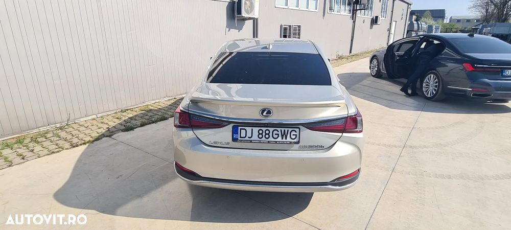 Lexus Seria ES 300h 2.5 TNGA HV 25H- 4X2 CVT Luxury - 5