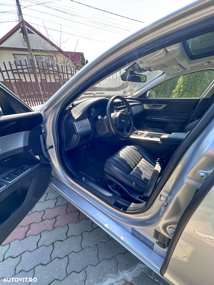 Jaguar XF 20d RWD Portfolio - 15