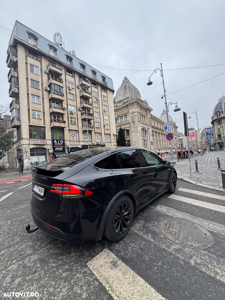 Tesla Model X - 12