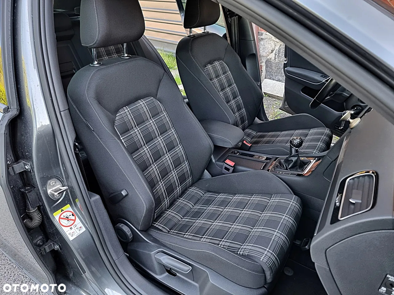 Volkswagen Golf - 17