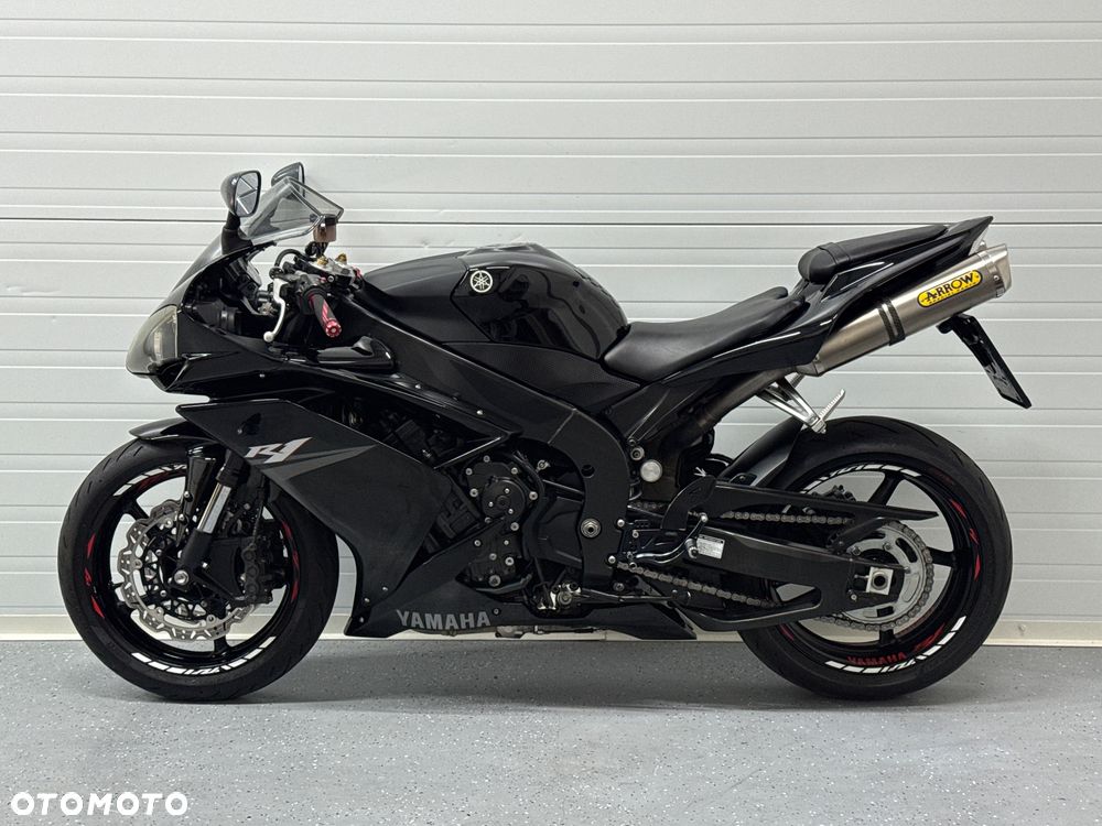 Yamaha R1 - 18