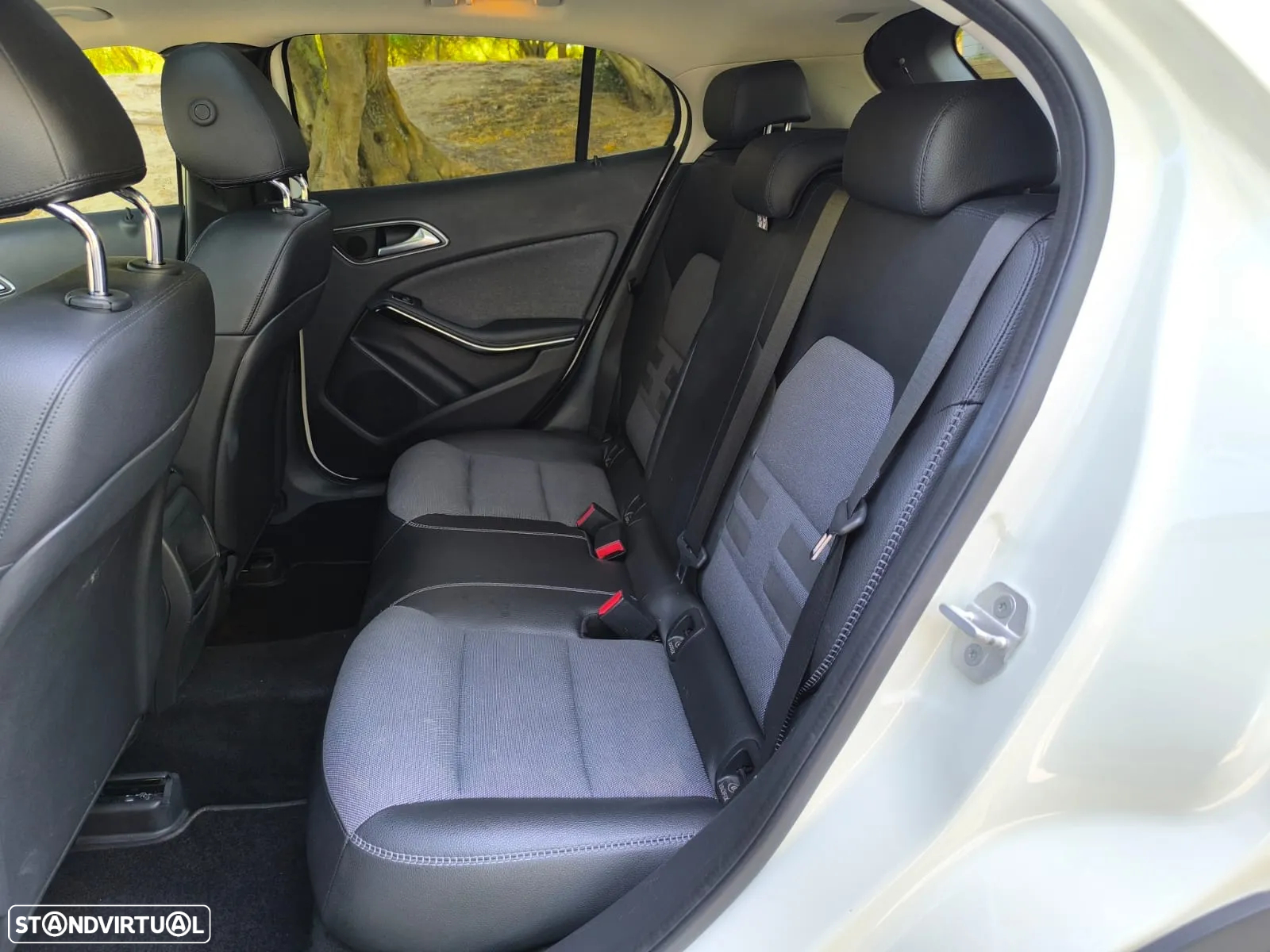 Mercedes-Benz GLA 180 7G-DCT UrbanStyle Edition - 14