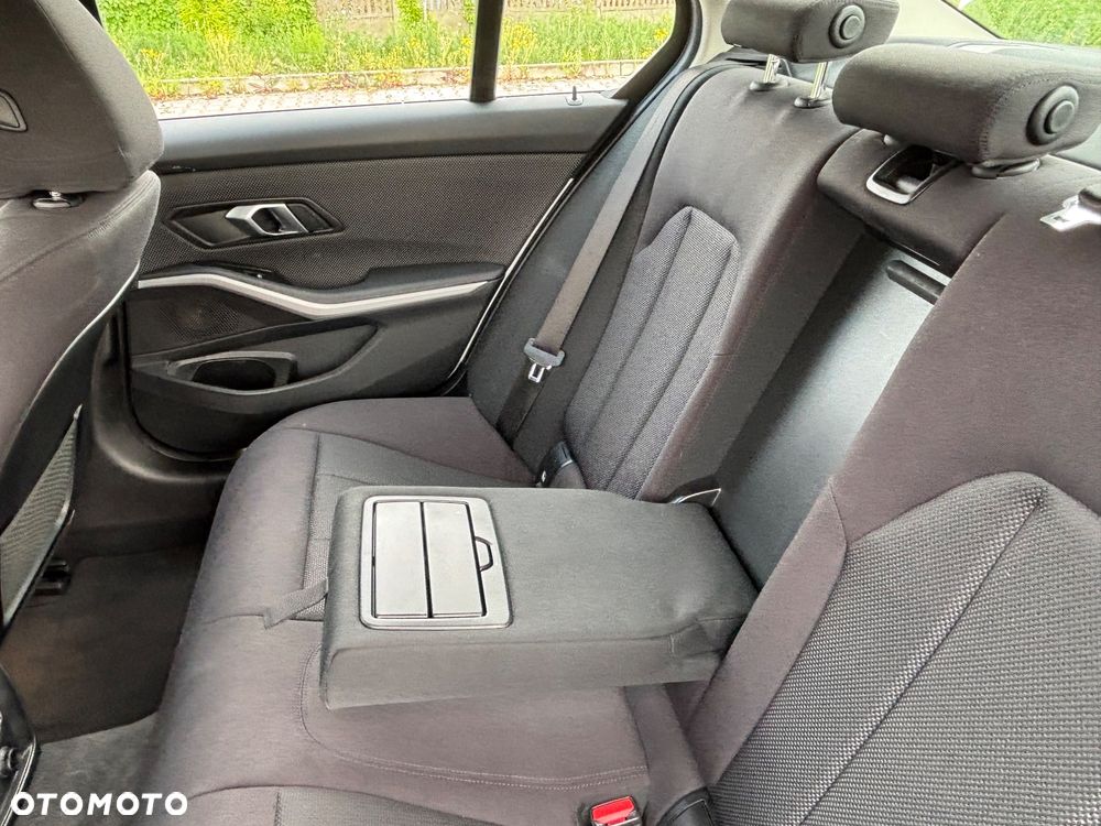 BMW Seria 3 318i - 16