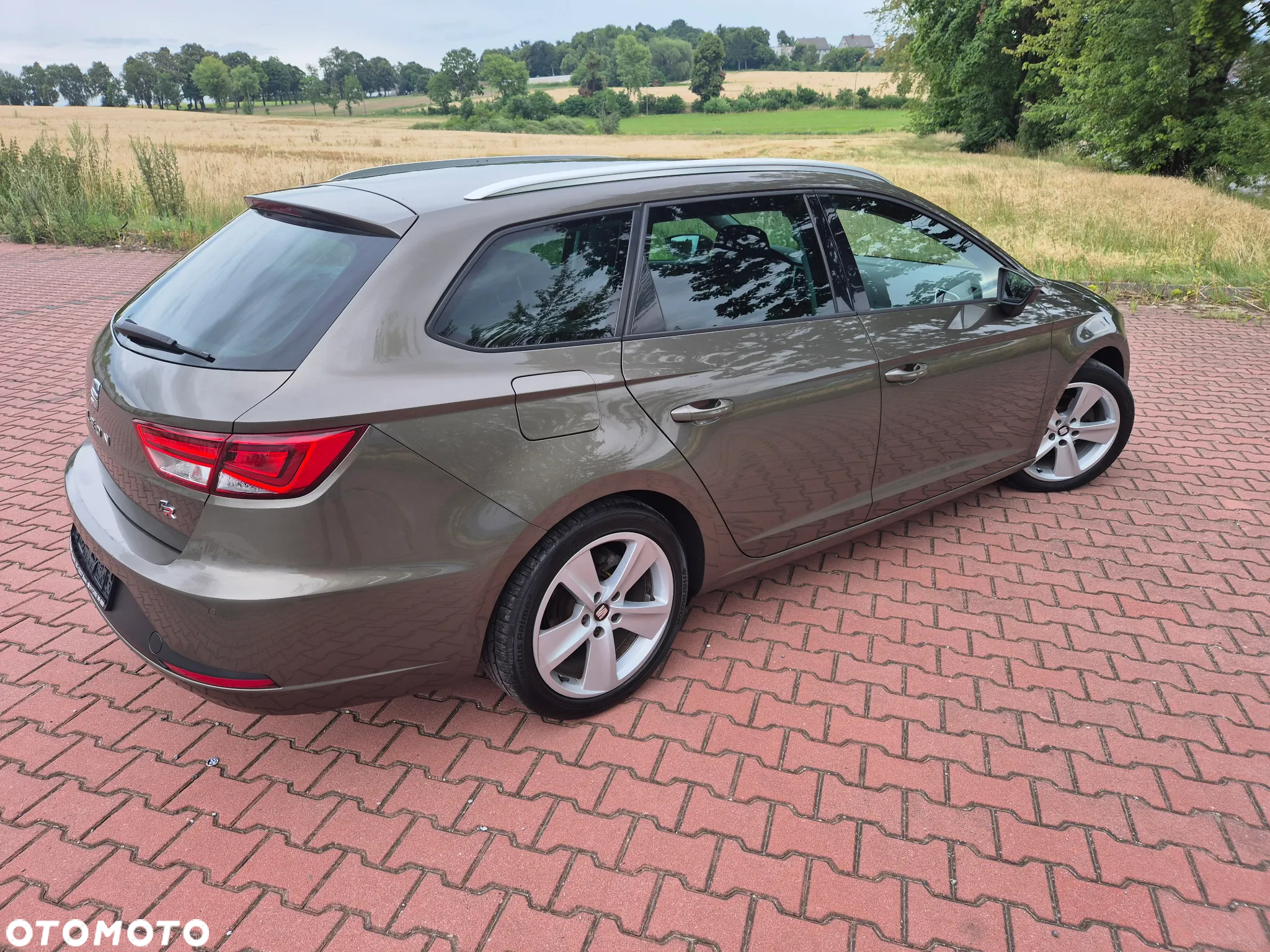 Seat Leon Sportstourer 2.0 TDI FR Plus - 4
