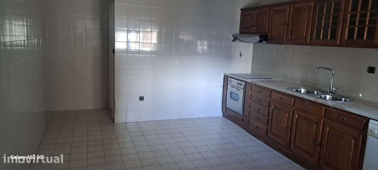 Apart T3, cozinha equipada e garagem, próximo das Piscinas Municipais. - Grande imagem: 4/26