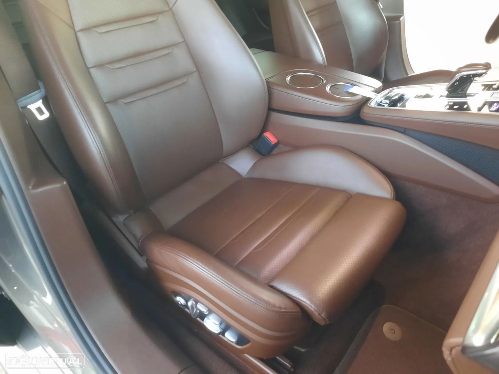 Porsche Panamera 4 E-Hybrid - 37