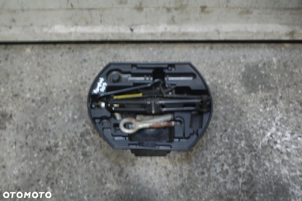 WKŁAD KOŁA ZAPASOWEGO LEWAREK WKRĘTKA PEUGEOT 207 - 1