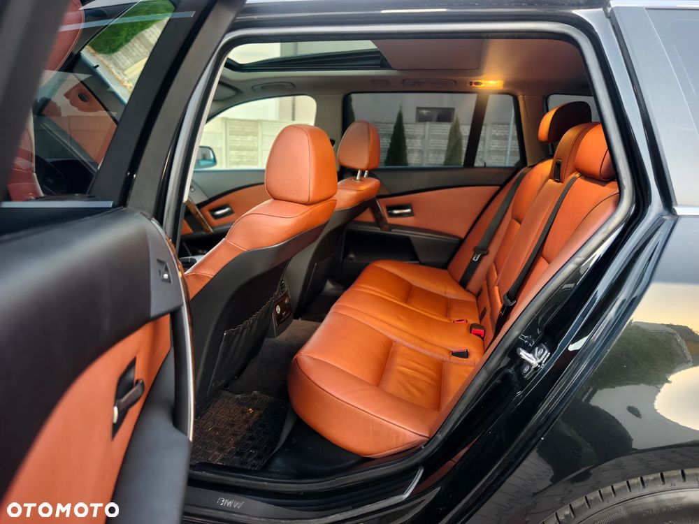 BMW Seria 5 525i Touring - 9