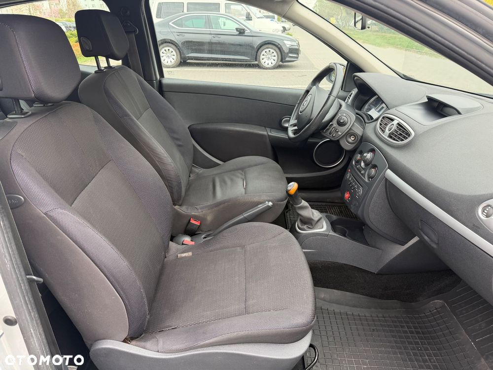 Renault Clio 1.2 16V 75 Expression - 11