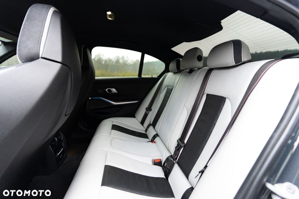 BMW M3 Competition M xDrive - 24