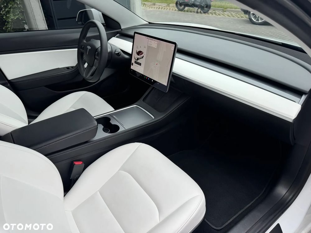 Tesla Model 3 - 12