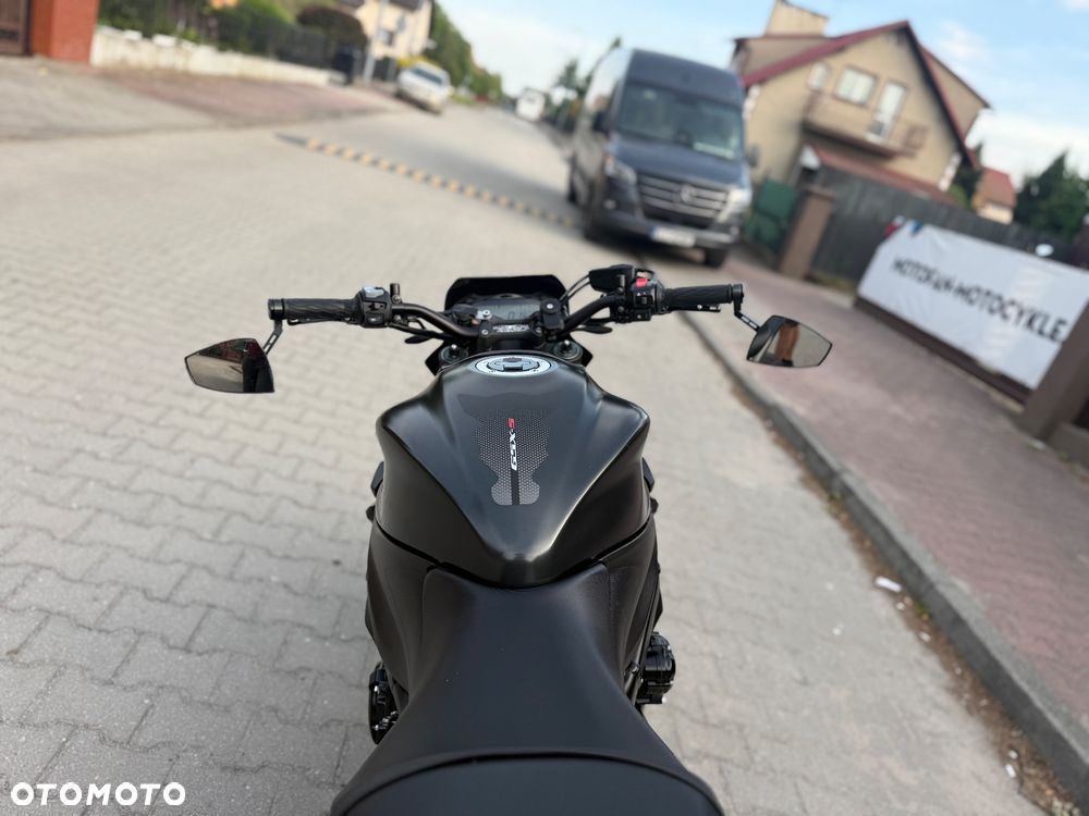 Suzuki GSX - 16