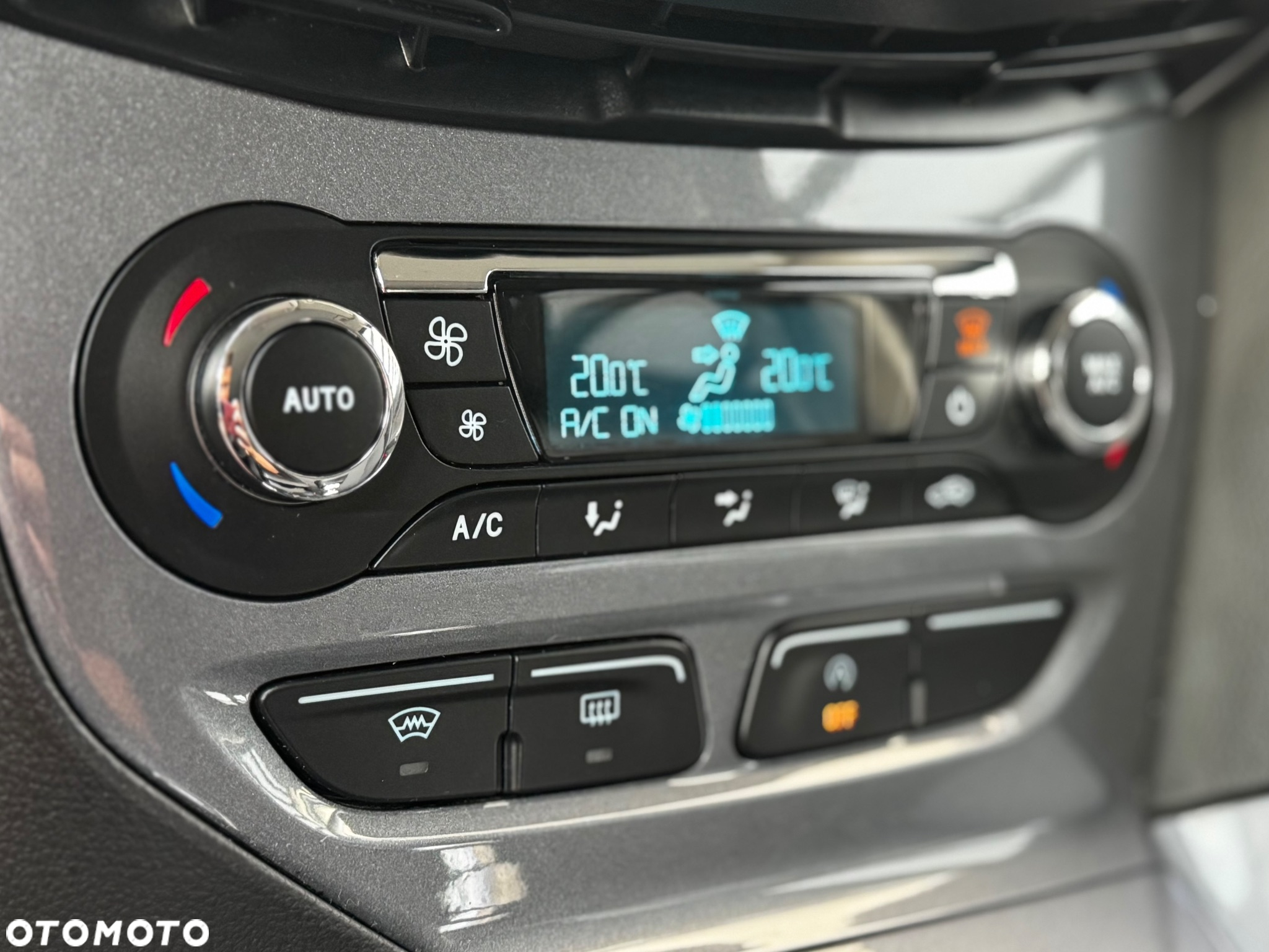 Ford Focus 1.0 EcoBoost Hybrid ST-LINE - 24