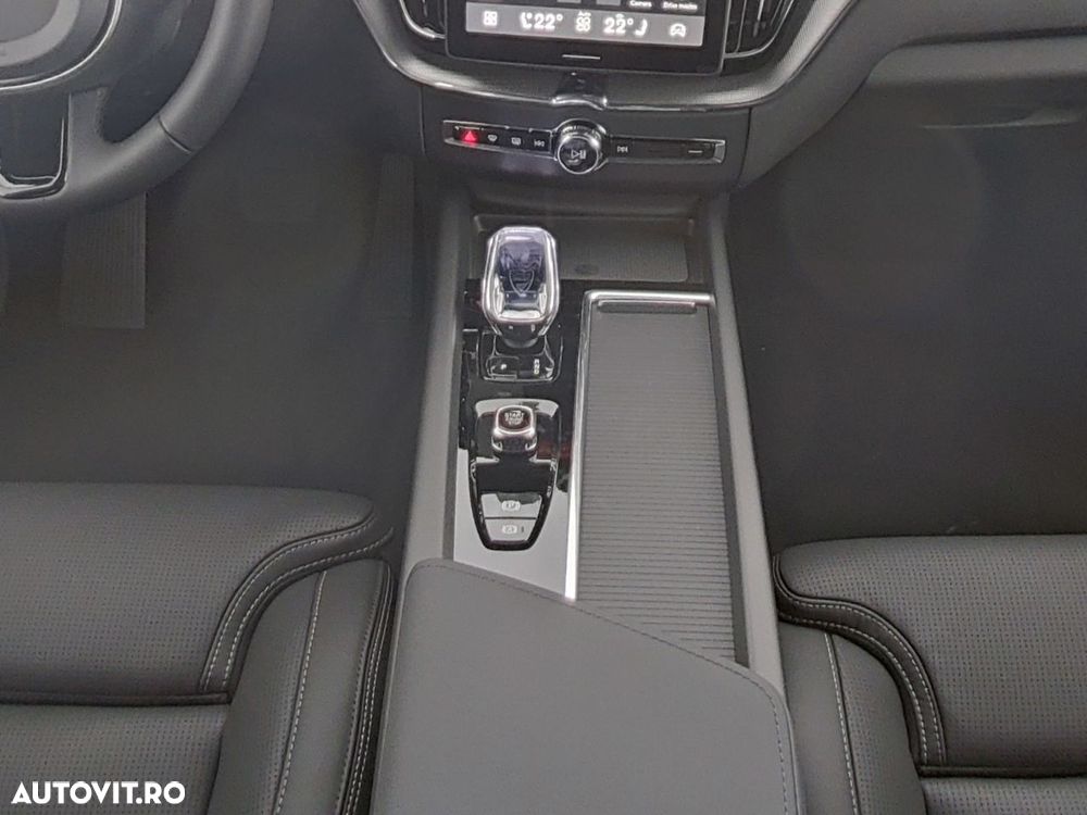 Volvo XC 60 B5 AT AWD MHEV Ultra Black Edition - 11