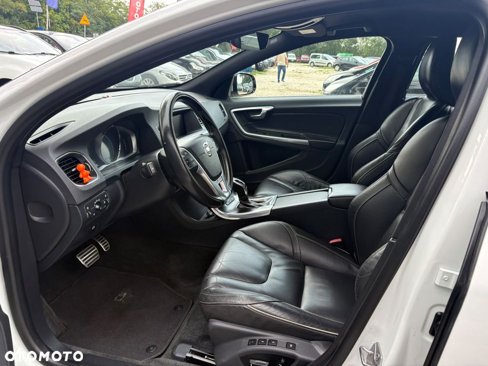 Volvo V60 D6 AWD Plug-in Hybrid R-Design Momentum - 15