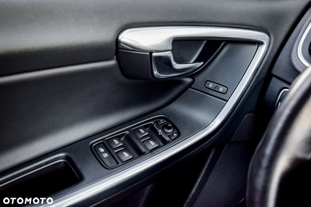 Volvo V60 D3 Drive-E Momentum - 33