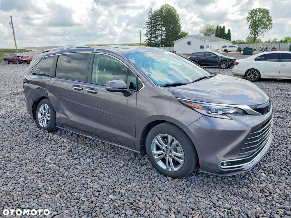 Toyota Sienna - 2