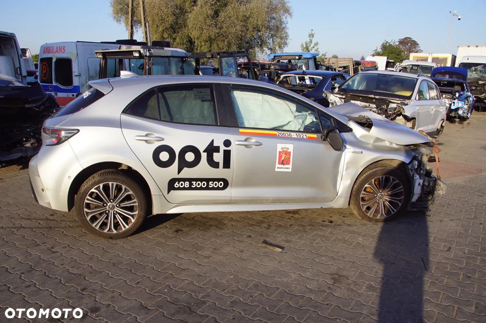 Auto na części - Toyota Corolla E21 1.8 HYBRID 122 KM 2ZR-FXE CVT 1J6 2019R Silnik Skrzynia Drzwi Lusterko Zderzak Klapa Lampa Szyba Klamka Deska Kokpit Sterownik Moduł Czujnik Licznik Wyświetlacz Panel Kierownica - 4