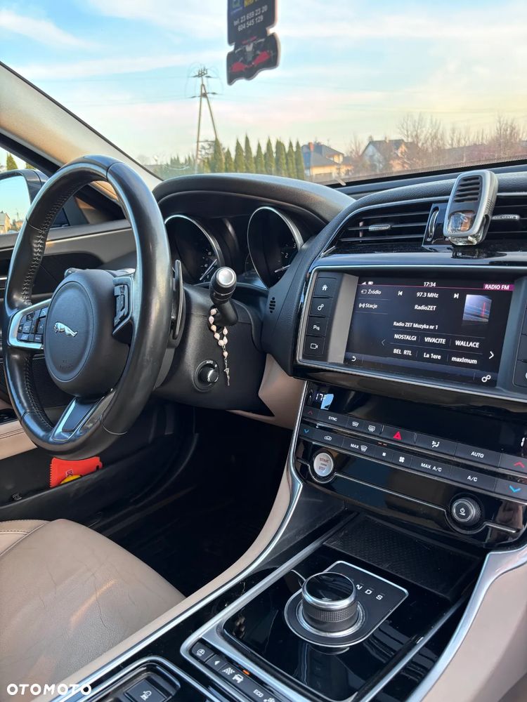 Jaguar XE 2.0 T Prestige - 13