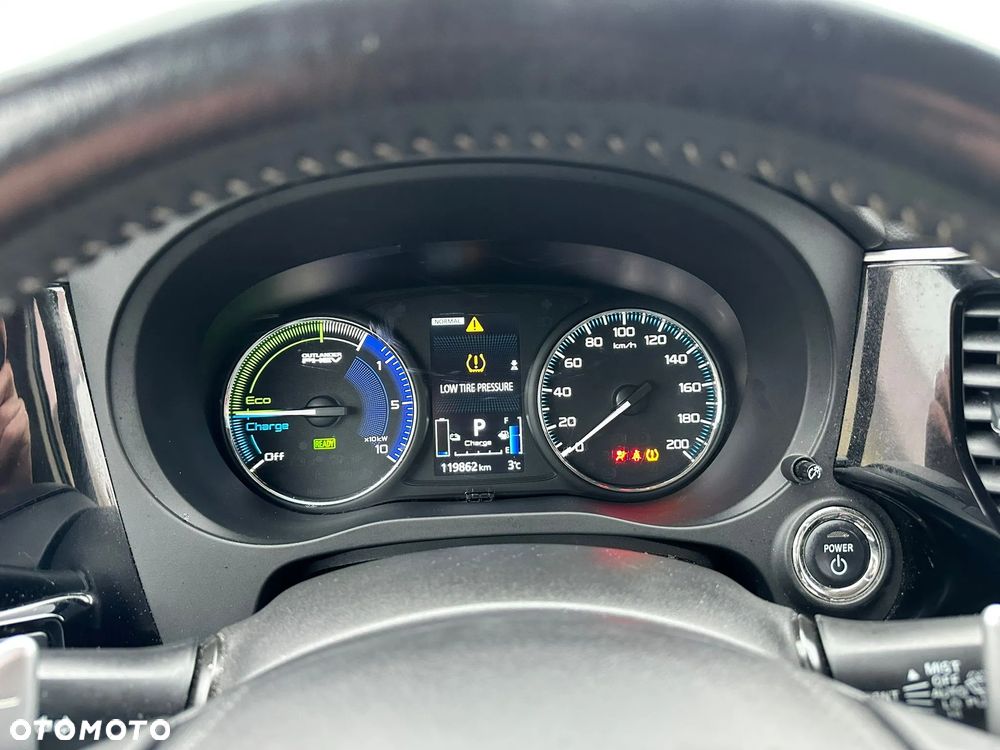 Mitsubishi Outlander 2.4 4WD Diamant - 21