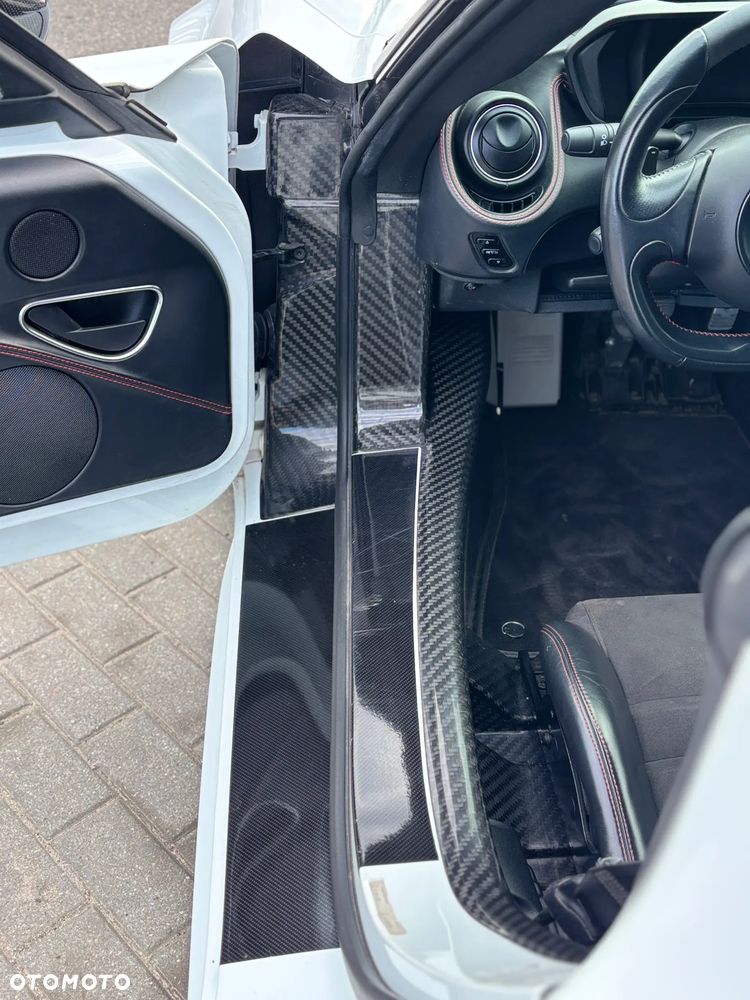 Alfa Romeo 4C - 16
