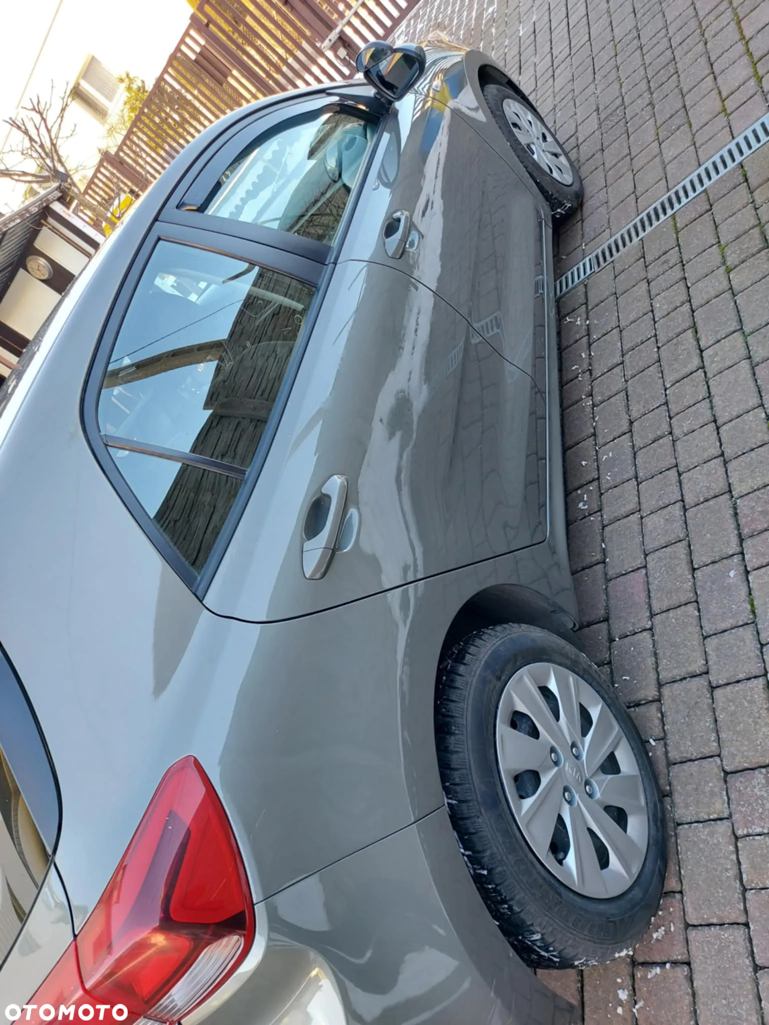 Kia Rio 1.2 L - 6