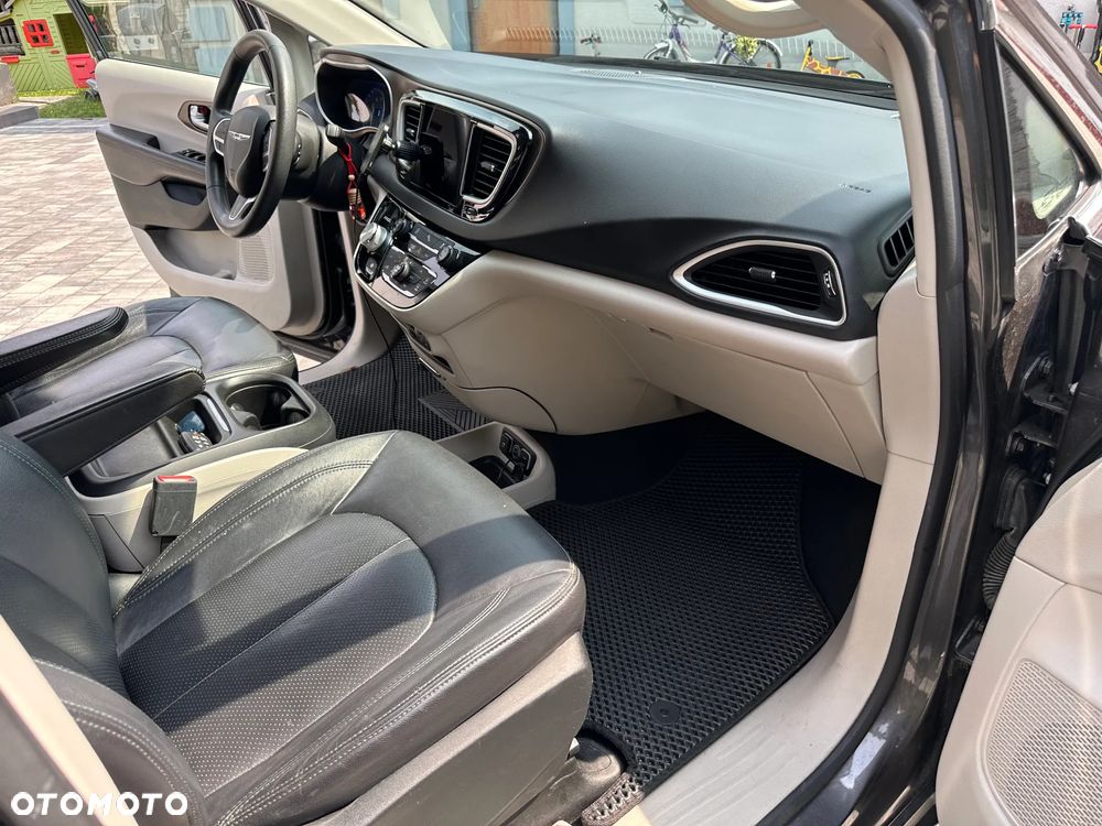 Chrysler Pacifica - 4