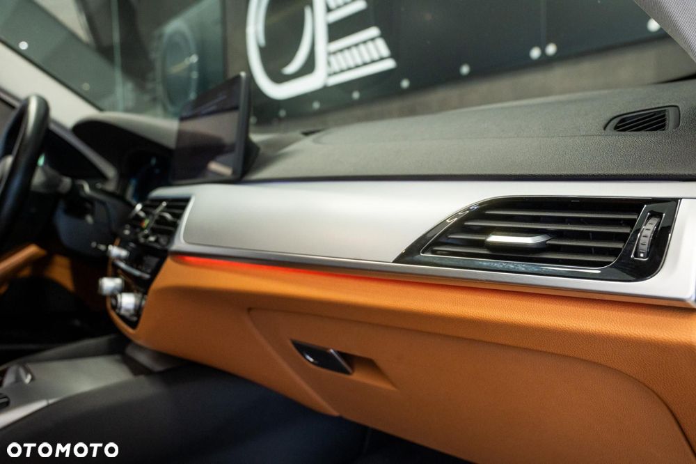 BMW Seria 5 530e xDrive - 32