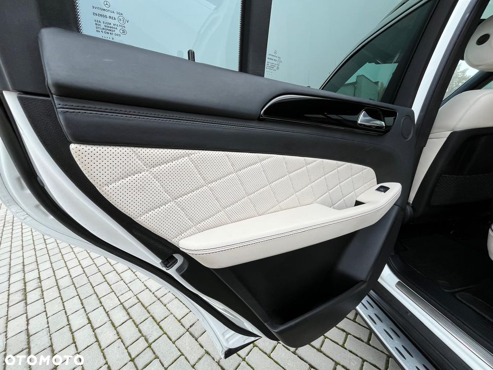 Mercedes-Benz GL 400 4Matic 7G-TRONIC - 33