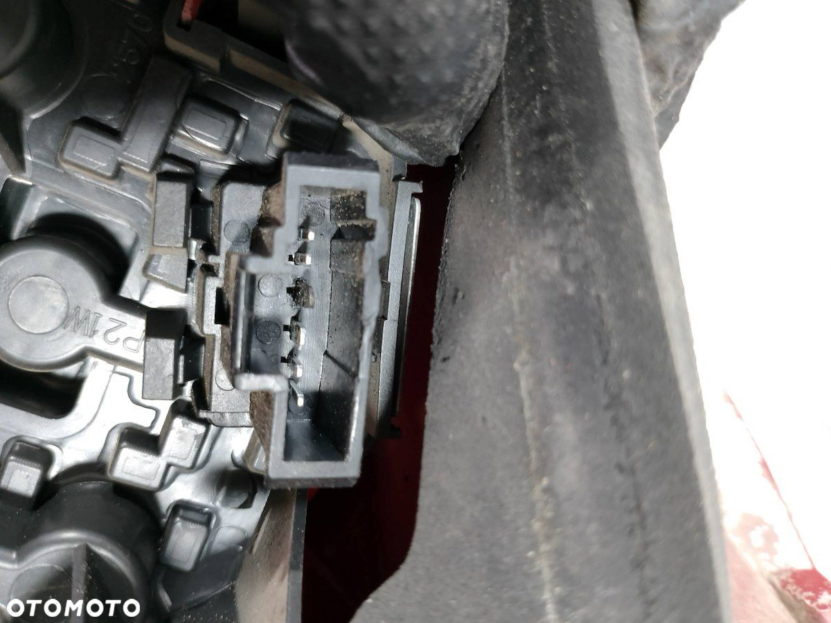 LAMPA TYLNA PRAWA PEUGEOT 307 LIFT 557674 HATCHBACK - 9