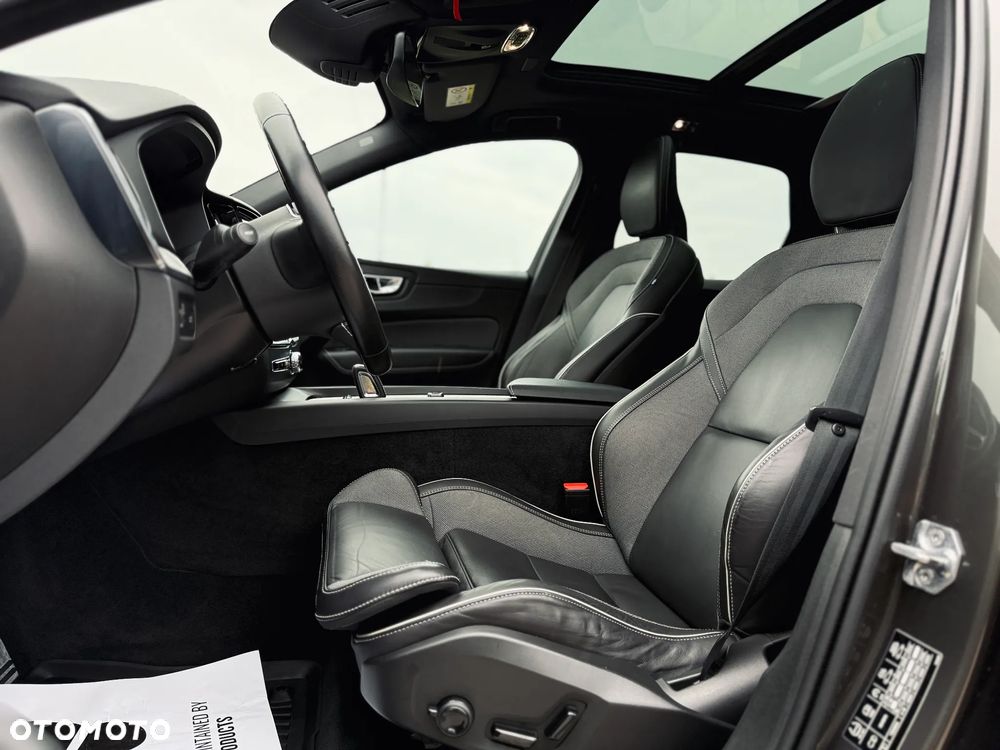 Volvo XC 60 B4 D AWD Ultimate Dark - 28