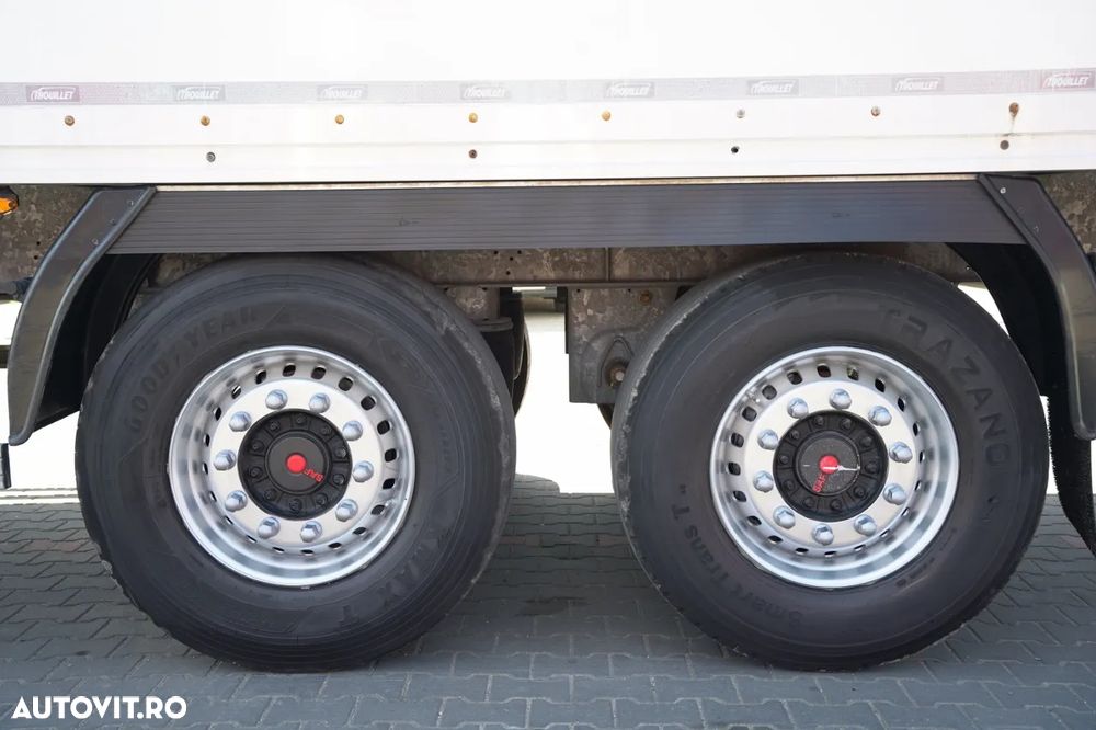 Fruehauf TROUILLET / CONTAINER / COFFER / DOUĂ AXE SAF / PODEA FOARTE REZISTENTĂ: ȘIMBĂTĂ / SAF / 2022 - 25