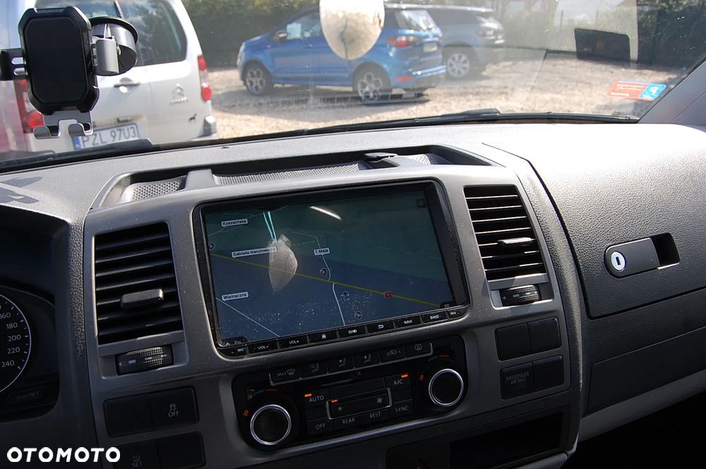 Volkswagen Caravelle - 9